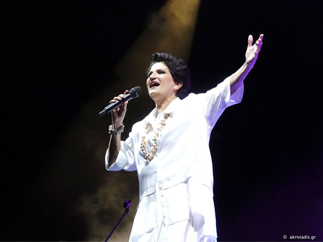 «Καλό καλοκαίρι» με την Άλκηστη Πρωτοψάλτη στον Κήπο του Μεγάρου