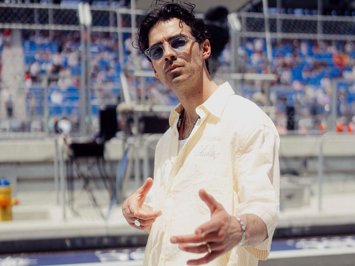 Ο Joe Jonas αγαπάει Ελλάδα: Από τα σοκάκια της Μυκόνου στον Κωνσταντίνο Αργυρό