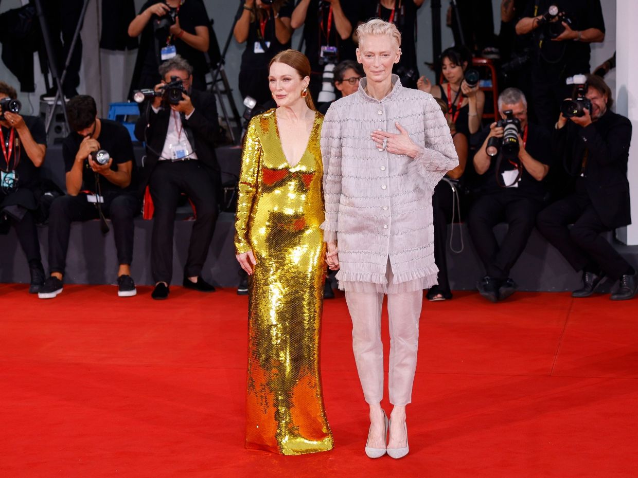 Julianne Moore και Tilda Swinton σάρωσαν το χθεσινό κόκκινο χαλί στο 81ο φεστιβάλ Βενετίας