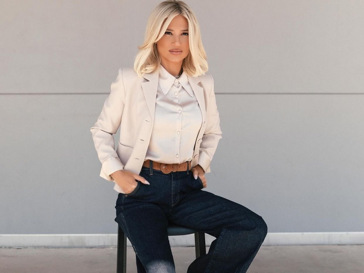 Το σκούρο denim είναι η κορυφαία τάση της σεζόν -Η Φαίη Σκορδά το συνδύασε με stylish flats