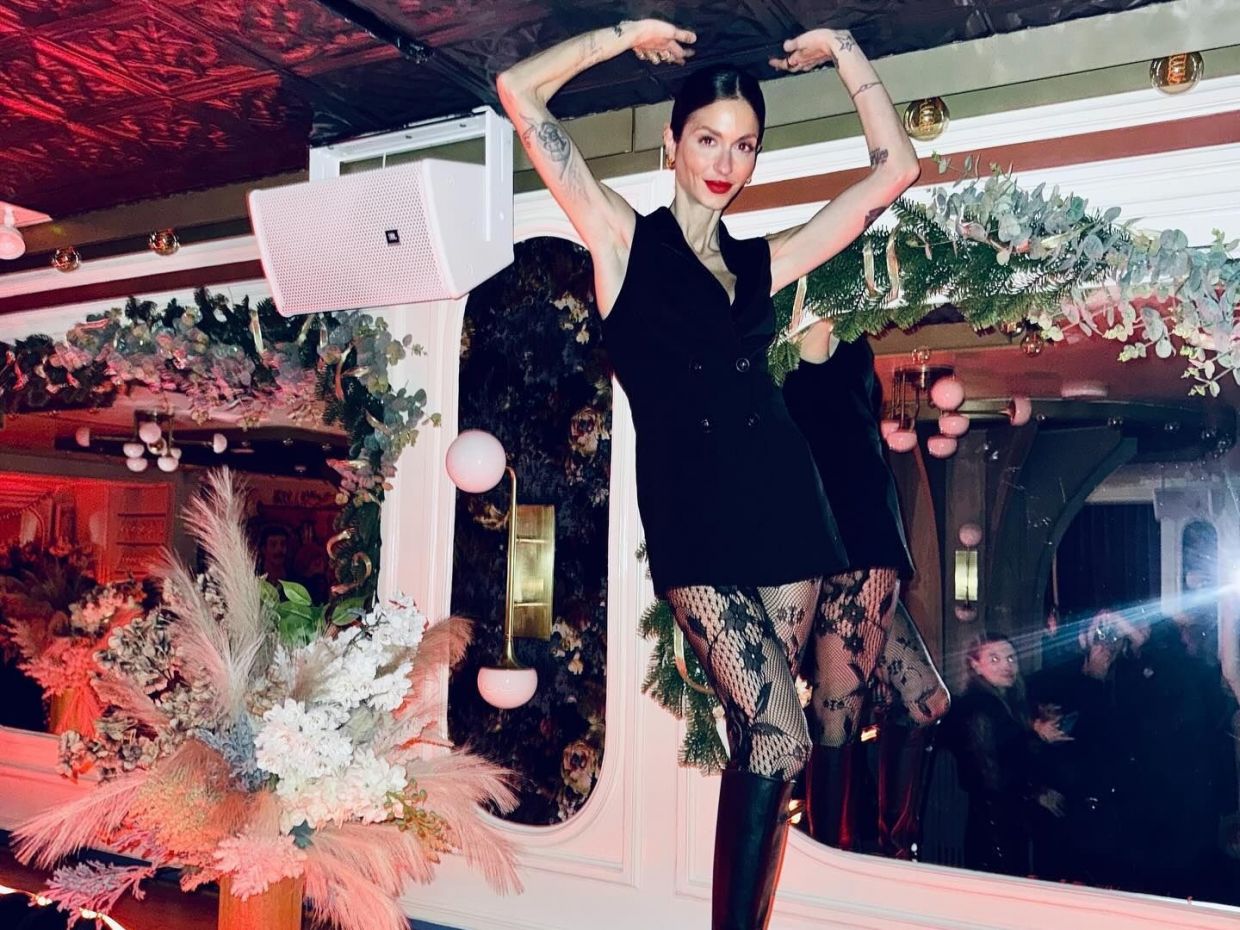 Η Σοφία Καρβέλα συνδύασε το μαύρο της σύνολο με δαντελένιο καλσόν -Και το απογείωσε