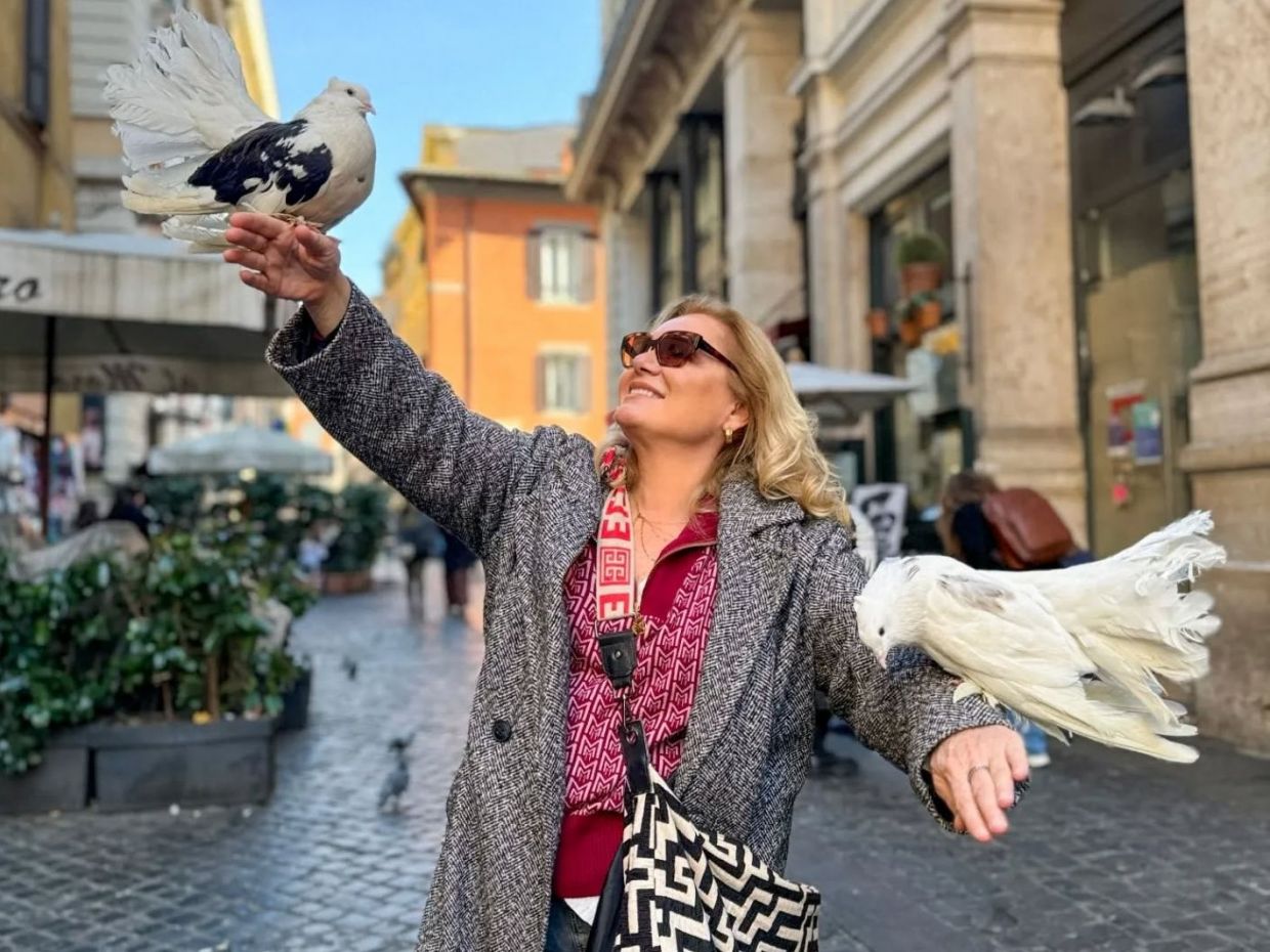 Η Μαρία Καβογιάννη έγινε 67 και υπάρχουν 6 ατάκες της Κορίνας και της Ασπασίας που έγιναν ξανά viral