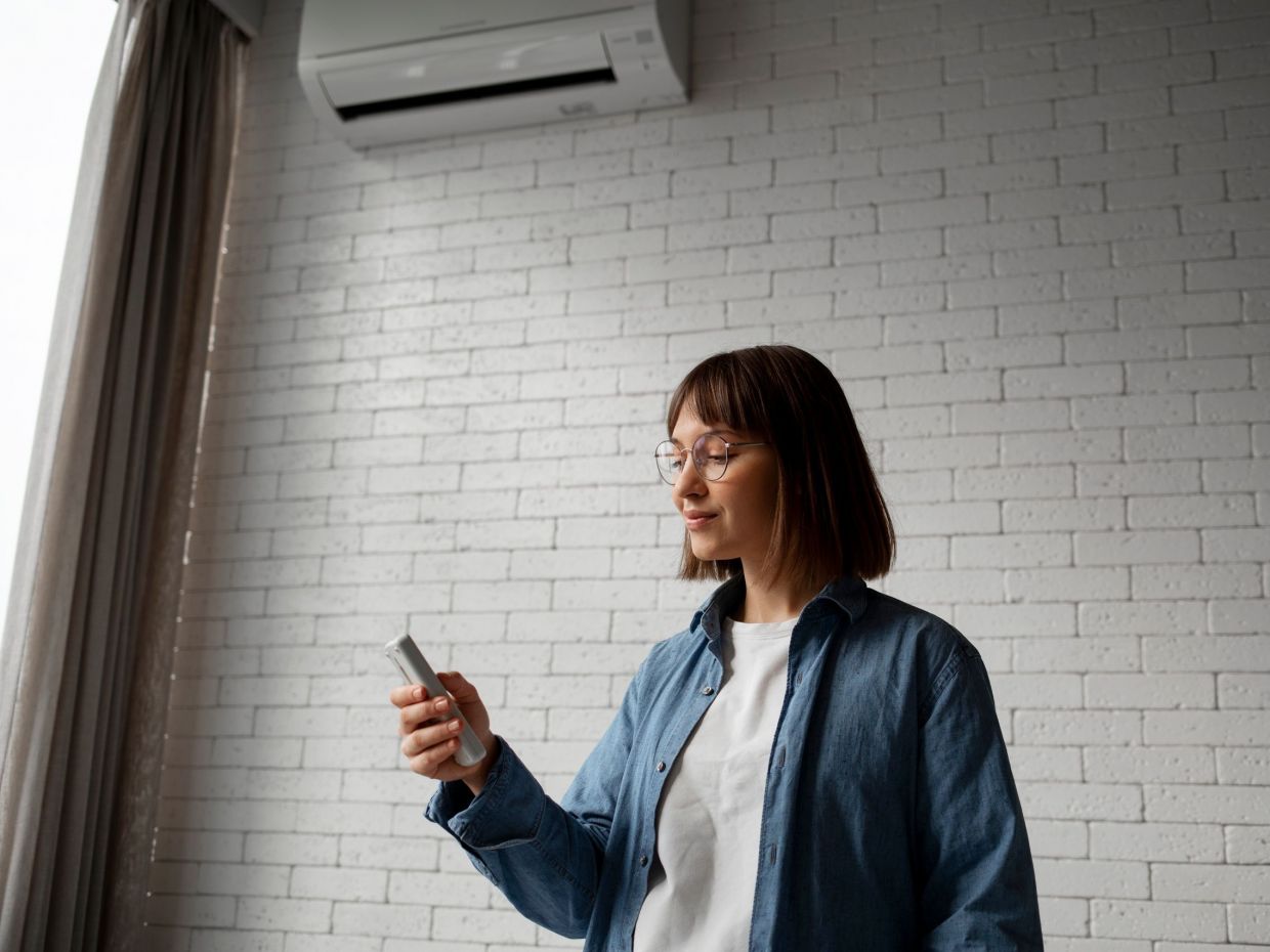 Χρησιμοποιείς το κλιματιστικό τον χειμώνα: Πώς θα ζεσταίνεσαι χωρίς να καις παραπάνω ρεύμα