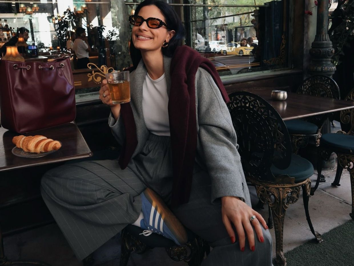 Γκρι, μπλε, βουργουνδί: Η Χριστίνα Μπόμπα συνδύασε τα 3 must χρώματα του χειμώνα σε ένα office look