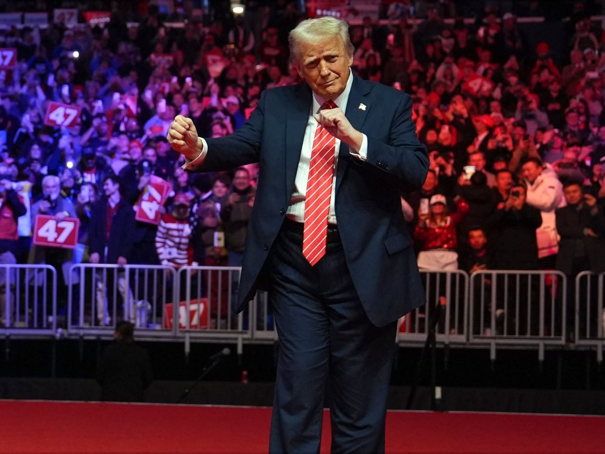 Ο Donald Trump λίγο πριν την ορκωμοσία γίνεται viral χορεύοντας την επιτυχία «YMCA»