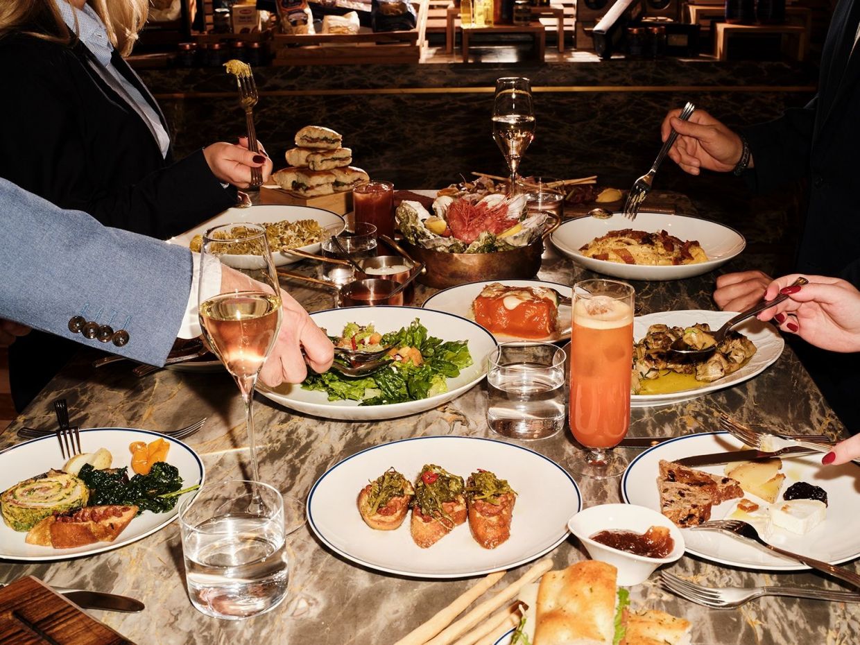 Η Μάγκυ Ταμπακάκη στρώνει το μεγαλύτερο τραπέζι της αθηναϊκής Ριβιέρας με ιταλικό ταμπεραμέντο