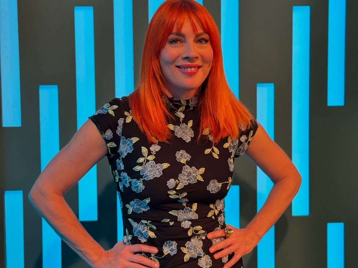 Τα πρώτα florals της σεζόν είναι εδώ και εμείς βρήκαμε το ασύμμετρο φόρεμα της Σμαράγδας Καρύδη