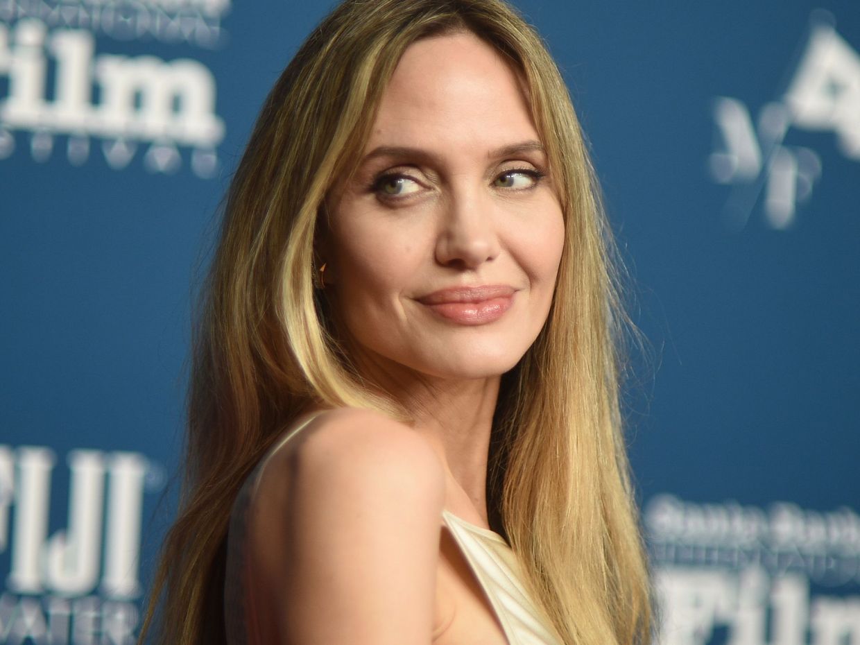 Η Angelina Jolie δακρυσμένη αφιέρωσε το βραβείο Maltin Modern στη μητέρα της που «έφυγε» το 2007