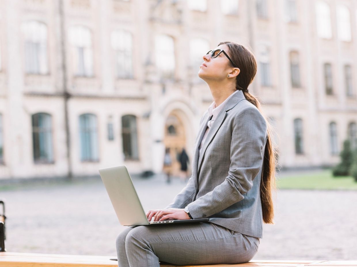 5 καθημερινές συνήθειες που θα σε βοηθήσουν να είσαι πιο συγκεντρωμένη, σύμφωνα με τη νευροεπιστήμη