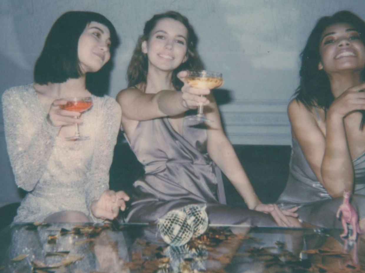 Οι άνθρωποι που είναι ζεστοί με φίλους αλλά ψυχροί με την οικογένεια είχαν 7 εμπειρίες ως παιδιά