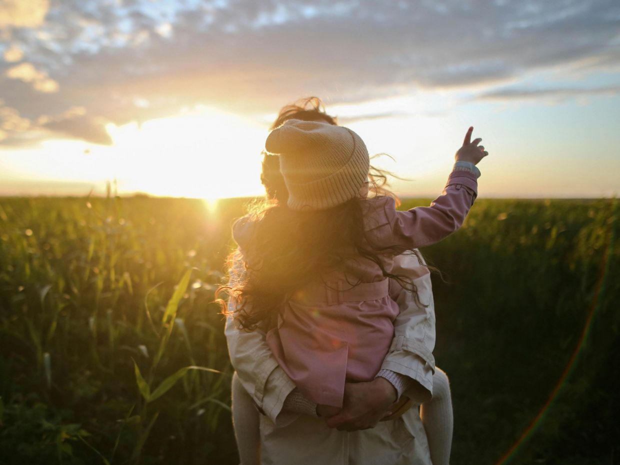 Οι άνθρωποι που μεγάλωσαν με λίγη στοργή, εμφανίζουν αυτά τα χαρακτηριστικά ως ενήλικες