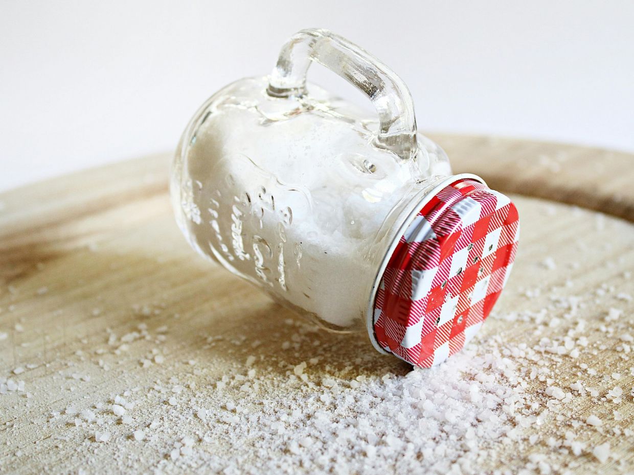 Το κόλπο με χοντρό αλάτι και νερό που προσελκύει τύχη και αφθονία