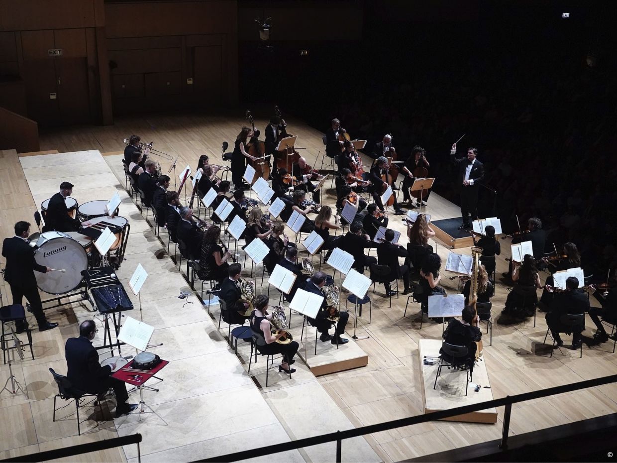 Ο Γιώργος Πέτρου διευθύνει την Καμεράτα στα κορυφαία συμφωνικά έργα του Μίκη Θεοδωράκη