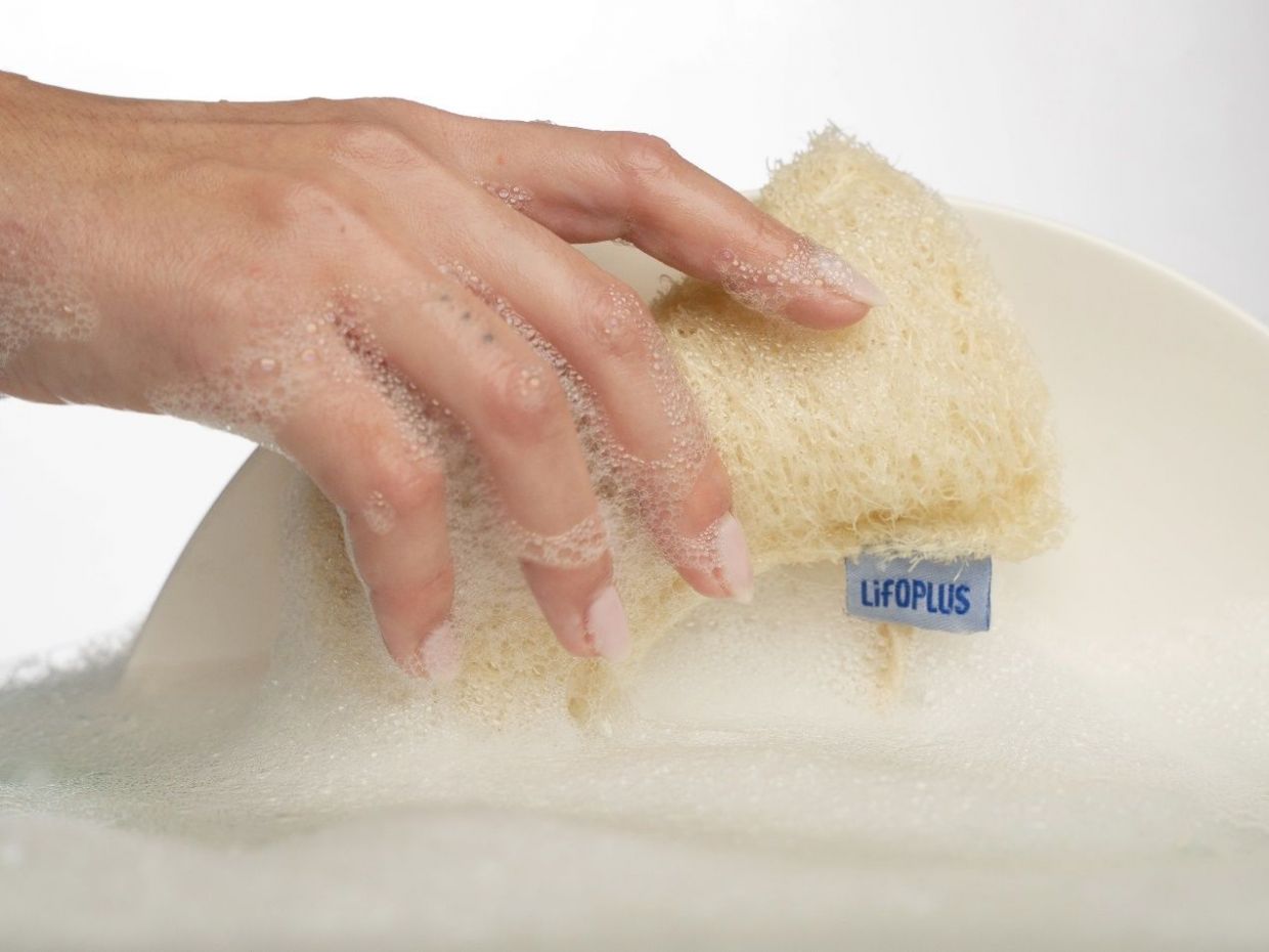 Το σφουγγάρι που έχει γίνει viral: Γιατί όλες αντικαθιστούν τα σφουγγάρια τους με φυτική λούφα