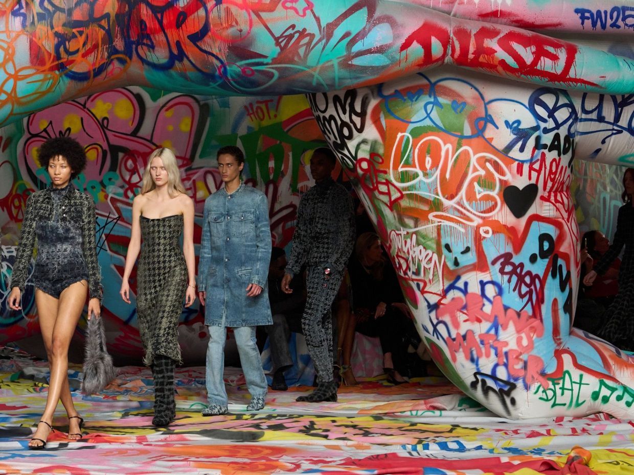 MFW FW25: Στο show της Diesel η street art γέμισε τον χώρο ενέπνευσε τον Glenn Martens
