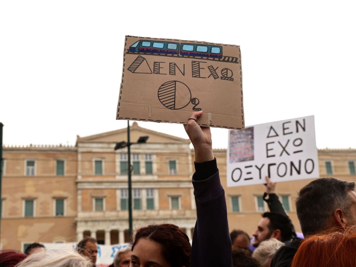 Με αναρτήσεις ή βγαίνοντας στους δρόμους οι επώνυμοι Έλληνες δήλωσαν κι αυτοί παρόντες για τα Τέμπη