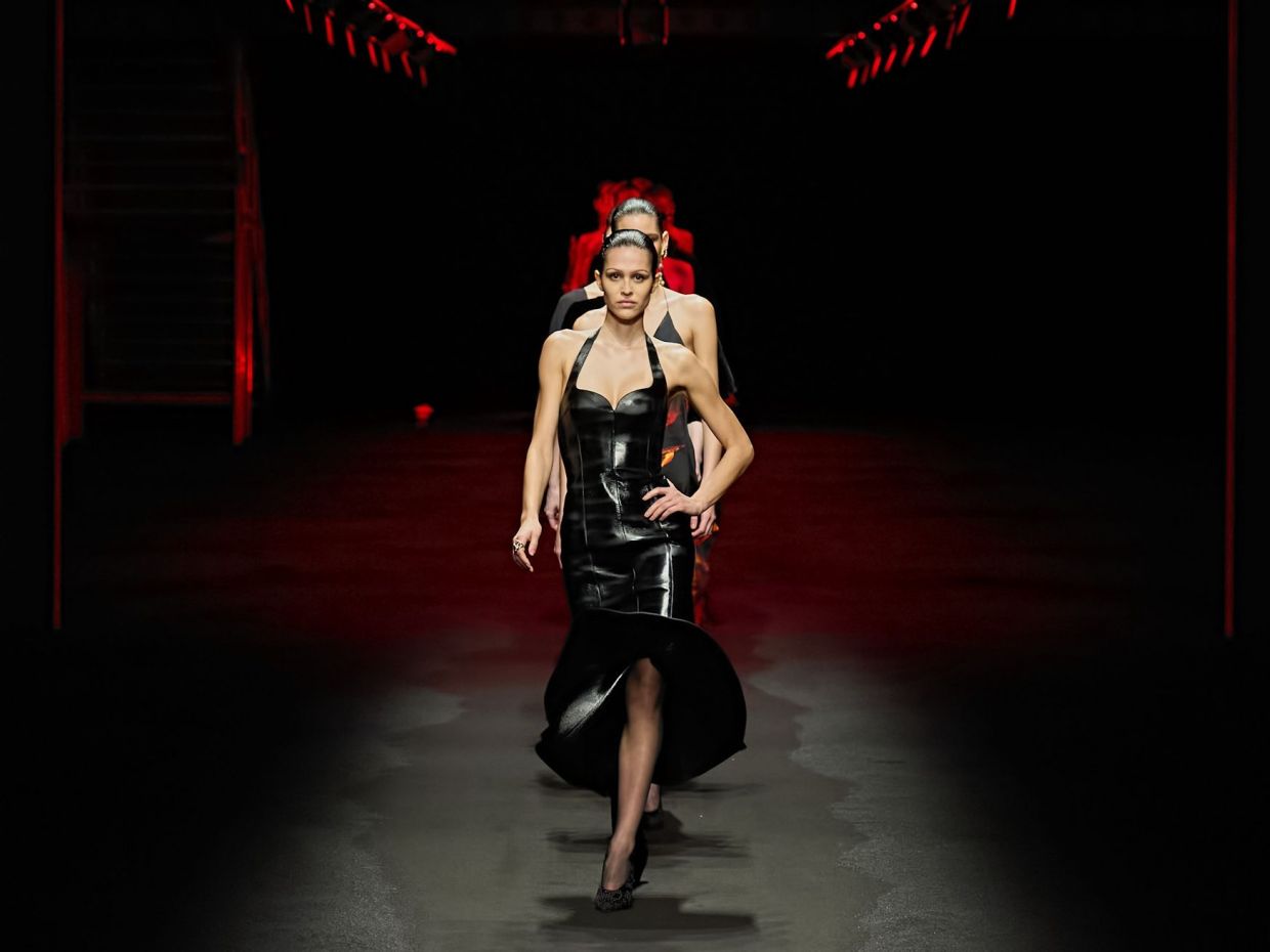 Στον Cavalli η θερμοκρασία ανεβαίνει και ο Moschino ξαναβρίσκει το χιούμορ του χωρίς φτηνά αστεία