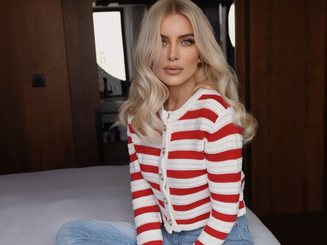 Preppy ζακέτα: Η κομψή επιλογή της Φαίης Σκορδά και της Κατερίνας Καινούργιου για την άνοιξη