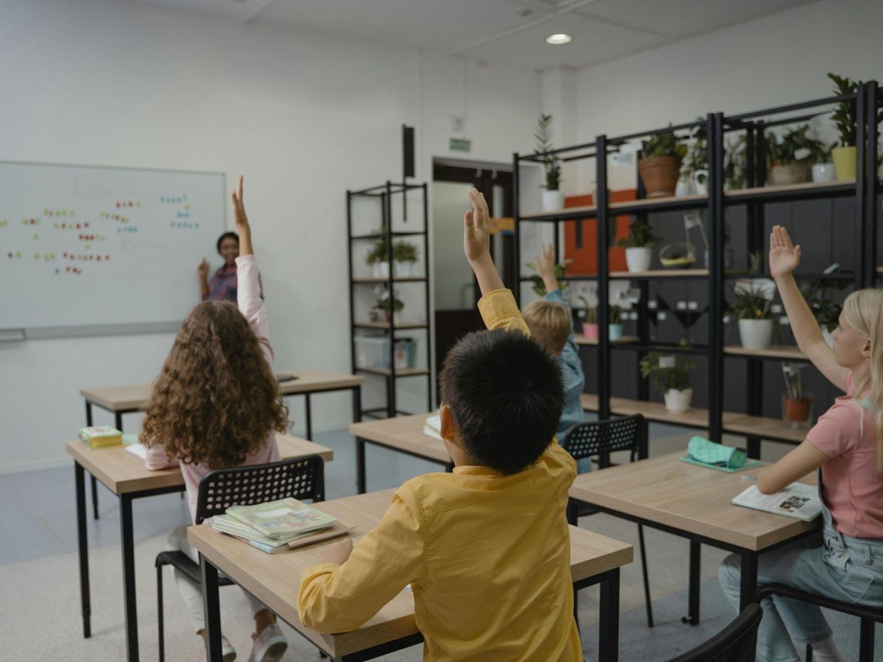 Γιατί όλο και περισσότερα σχολεία στην Αγγλία αφαιρούν τους καθρέφτες από τις τουαλέτες;