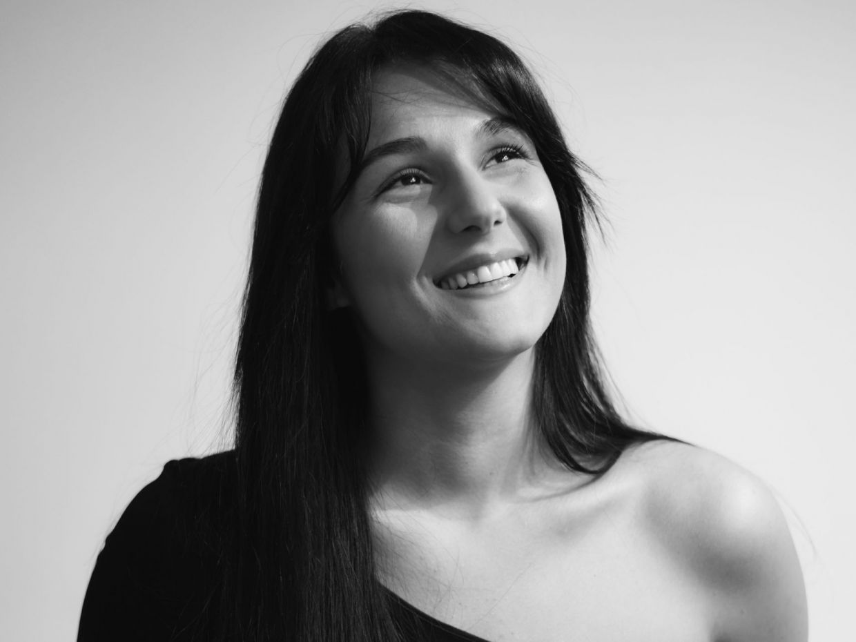 Στο αν οι γυναίκες σήμερα είναι «πιο δυνατές από ποτέ», η Εύα Σταυρογιάννη απαντά με μια ταινία