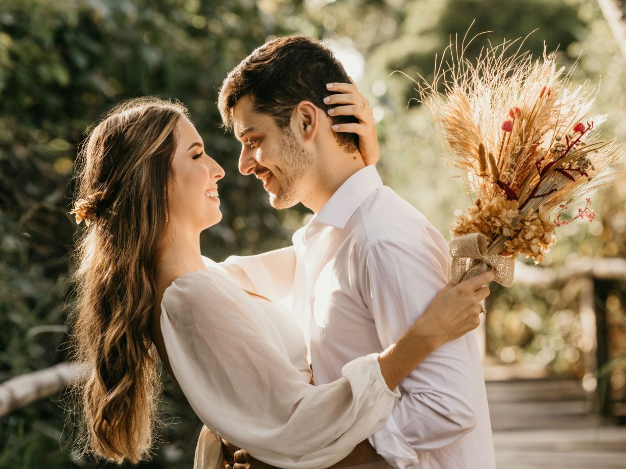 Αν ένας άντρας χρησιμοποιεί αυτές τις 8 φράσεις σε μια συζήτηση, σε βλέπει ως σύντροφο της ζωής του