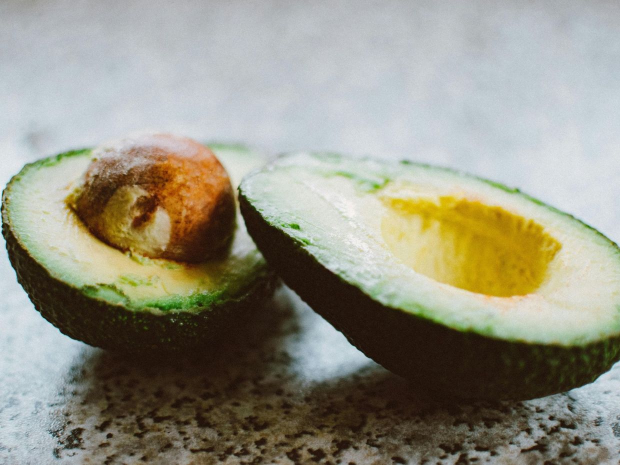 Οι φλούδες αβοκάντο δεν είναι άχρηστες, είναι ένας θησαυρός στα χέρια σου με πολλαπλές χρήσεις