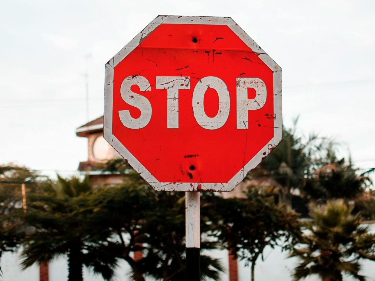 3 συμπεριφορές που οδηγούν στη ζήλια και τον χωρισμό, σύμφωνα με έναν ψυχολόγο