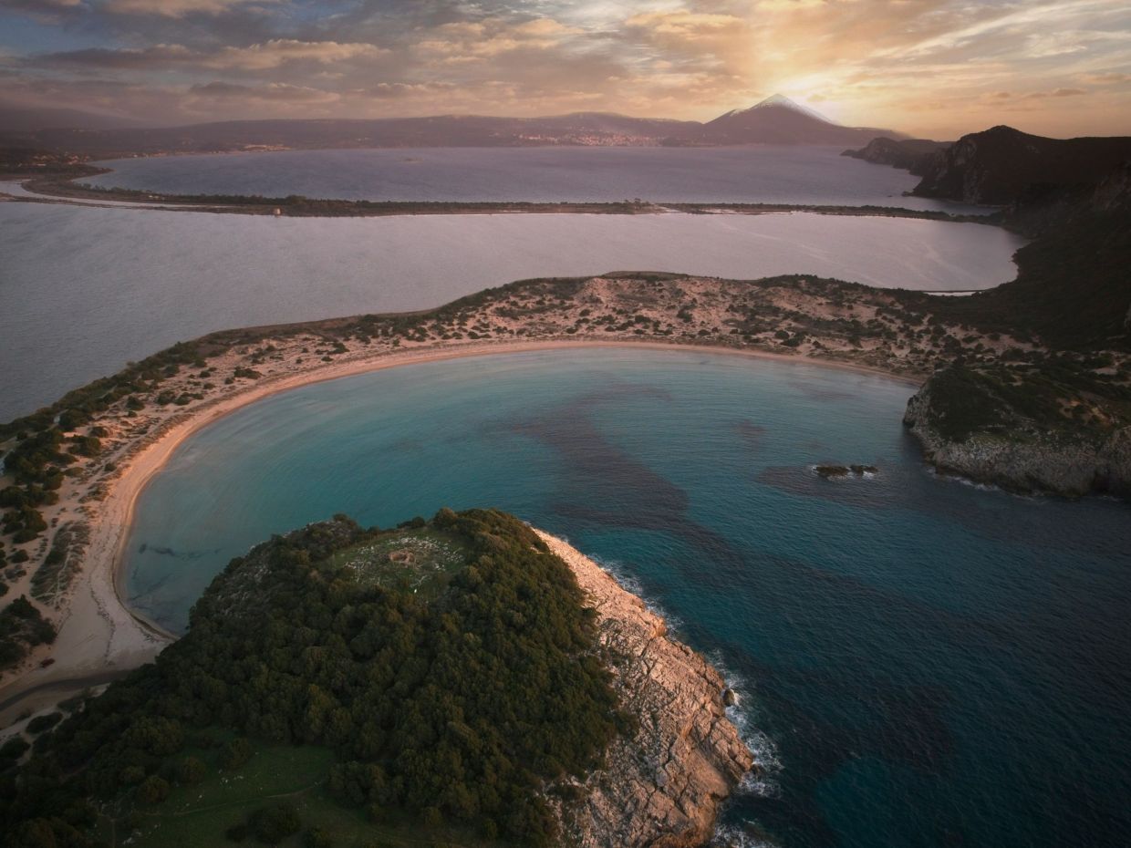 Η παραλία της Πελοποννήσου που γίνεται το hotspot του Hollywood για χάρη της νέας ταινίας του Nolan