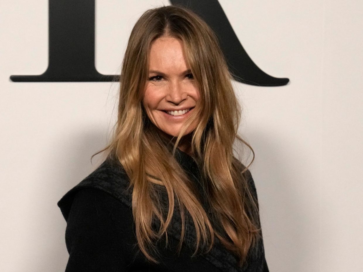 Elle MacPherson: Το «Κορμί» γίνεται 60 & εξηγεί γιατί πλέον δίνει περισσότερη σημασία στο «μέσα» της
