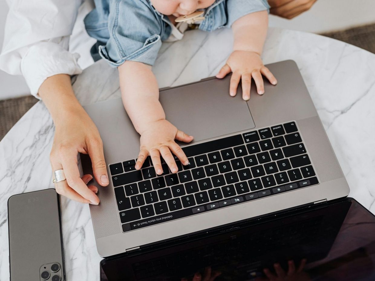 Είμαστε η 1η γενιά που μεγαλώνει παιδιά που γεννιούνται με οθόνες στα χέρια: τι λέει η νέα έρευνα