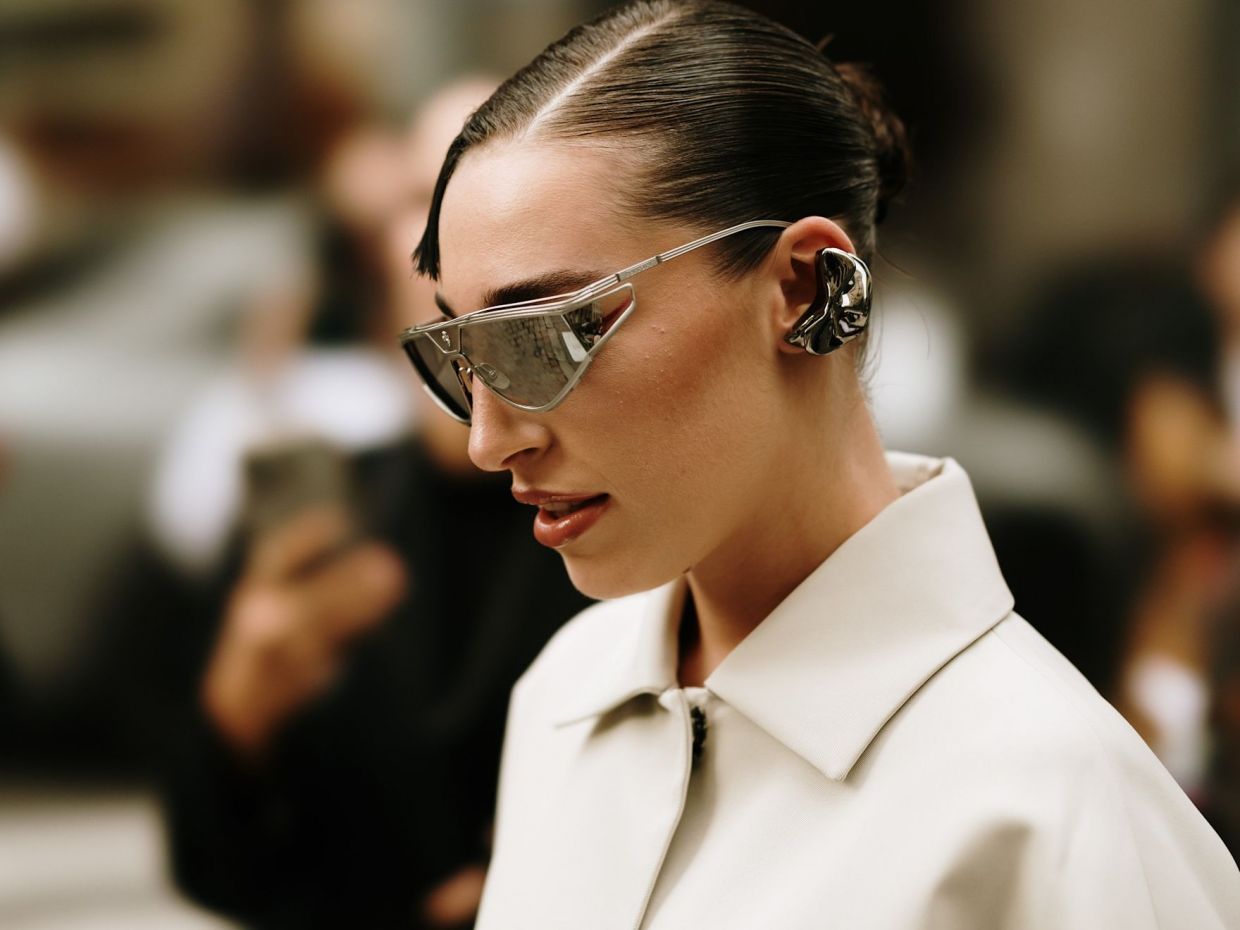 Rainy days: Χτενίσματα για να αποφύγεις τα φριζαριμένα μαλλιά τις βροχερές μέρες, όπως τη σημερινή