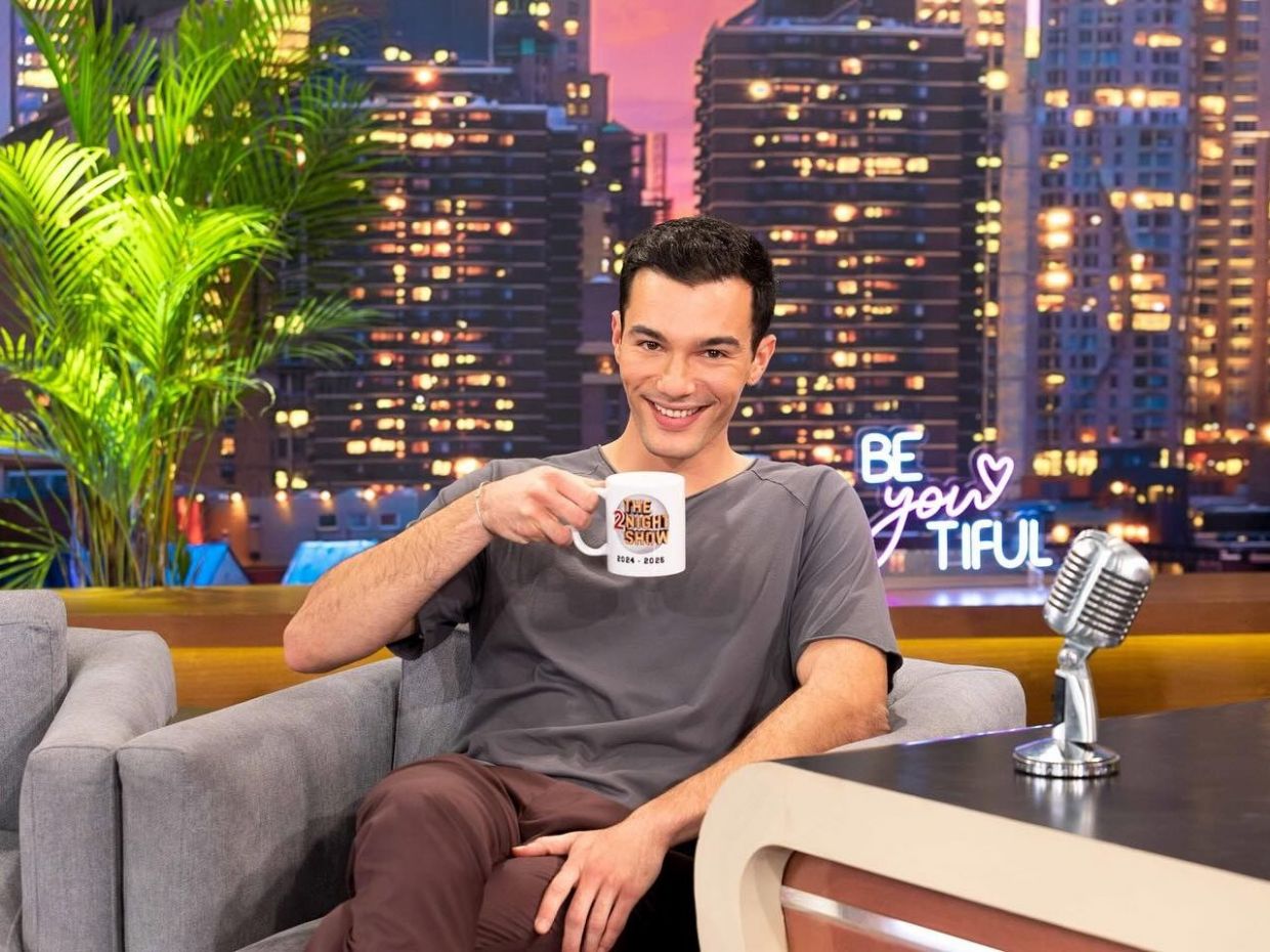 Ο Νίκος Κοσώνας λέει «Τώρα αναγνωρίζουν εμένα κι όχι τη μαμά μου» και η Δάφνη Μπόκοτα είναι περήφανη