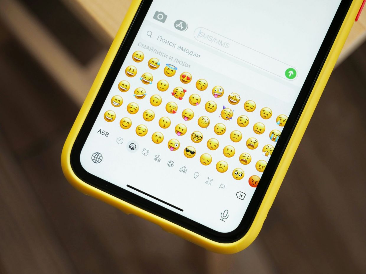Νιώθεις κουρασμένη; Η Apple έχει ένα νέο emoji για σένα (και άλλες 7 προσθήκες)