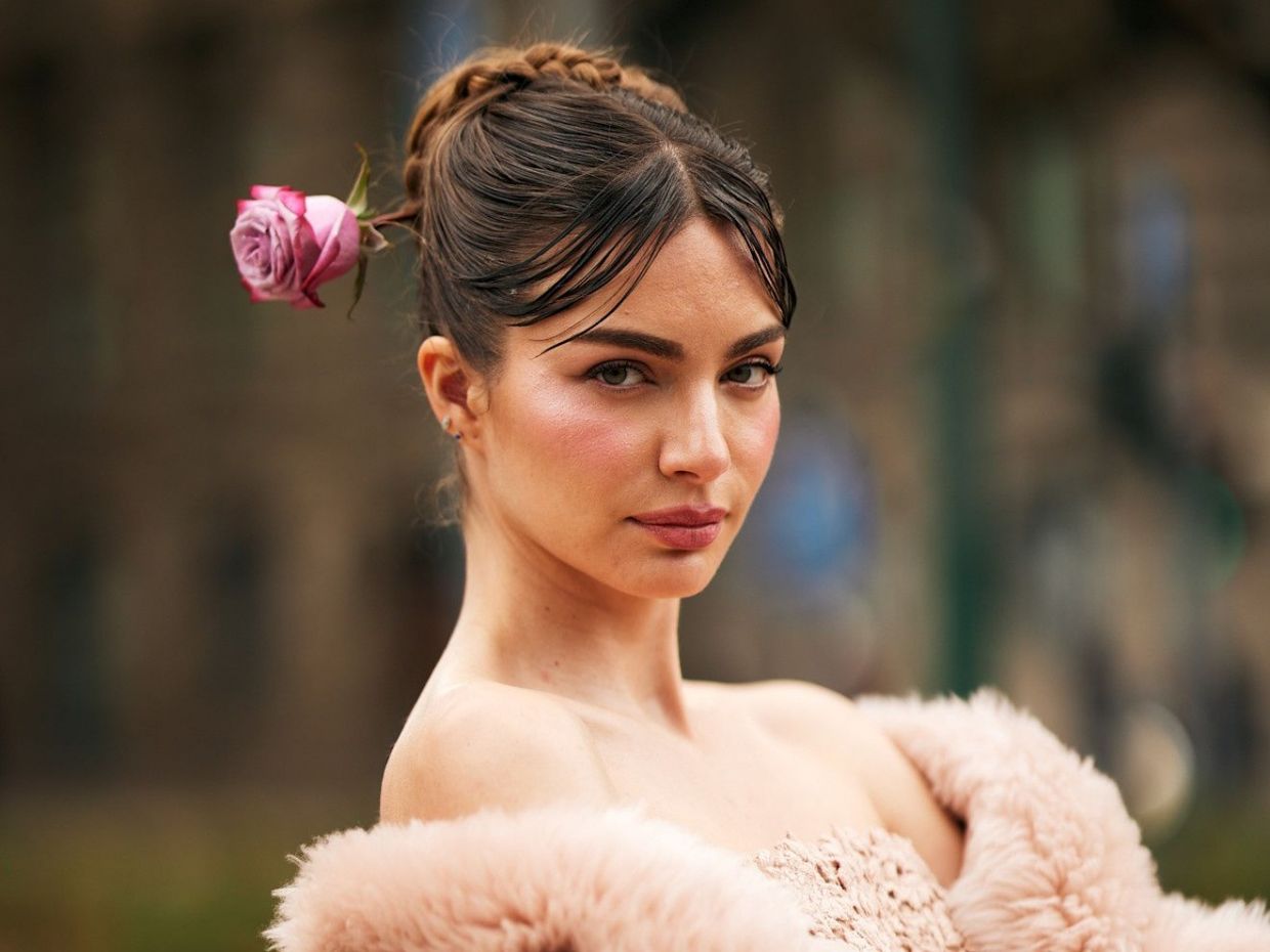 Λουλούδια, πλεξούδες και πολύχρωμα αξεσουάρ κυριαρχούν φέτος στα χτενίσματα της άνοιξης