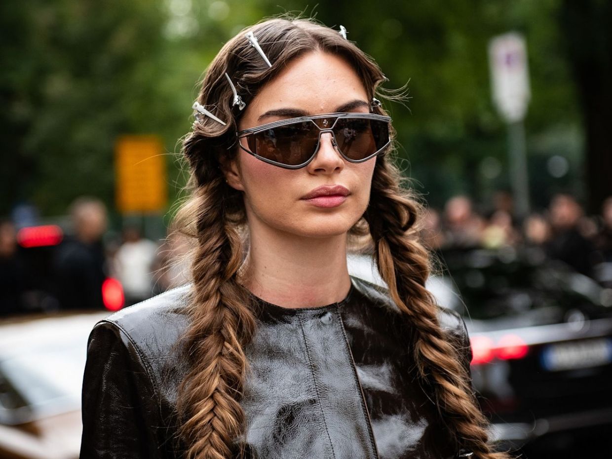 Πλεξούδες, XL φιόγκοι και κορδέλες είναι οι επιλογές των it girls για τα χτενίσματά τους τώρα