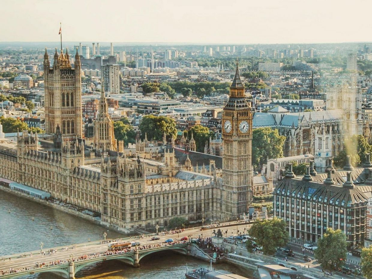 Τα ταξίδια στη Βρετανία αλλάζουν: Από πότε ισχύει η έκδοση ταξιδιωτικής άδειας και πόσο κοστίζει; 