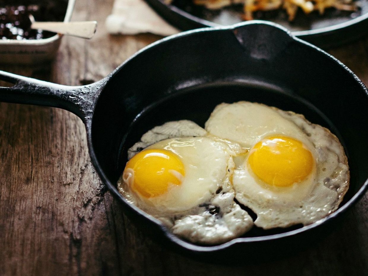Ολόκληρα αυγά ή ασπράδια; Η διαιτολόγος αποκαλύπτει ποια είναι η πιο υγιεινή επιλογή
