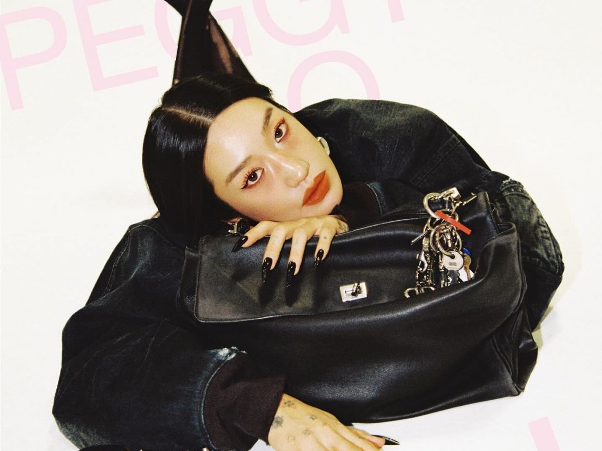 Ποια είναι η Peggy Gou & γιατί όταν δεν είναι στα decks κρατάει τσάντες που κοστίζουν μία περιουσία;