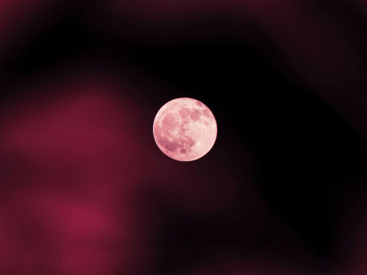 Μπορεί η «ροζ πανσέληνος» στις 13 Απριλίου να είναι η πιο μικρή, αλλά θα επηρεάσει σημαντικά 4 ζώδια