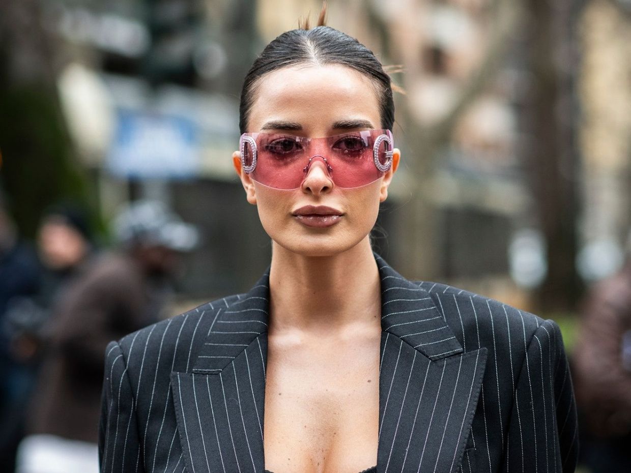 Λατρεύεις τους sleek κότσους; 5 sticks για τέλειο κράτημα, χωρίς να «πετάει» ούτε μία τρίχα