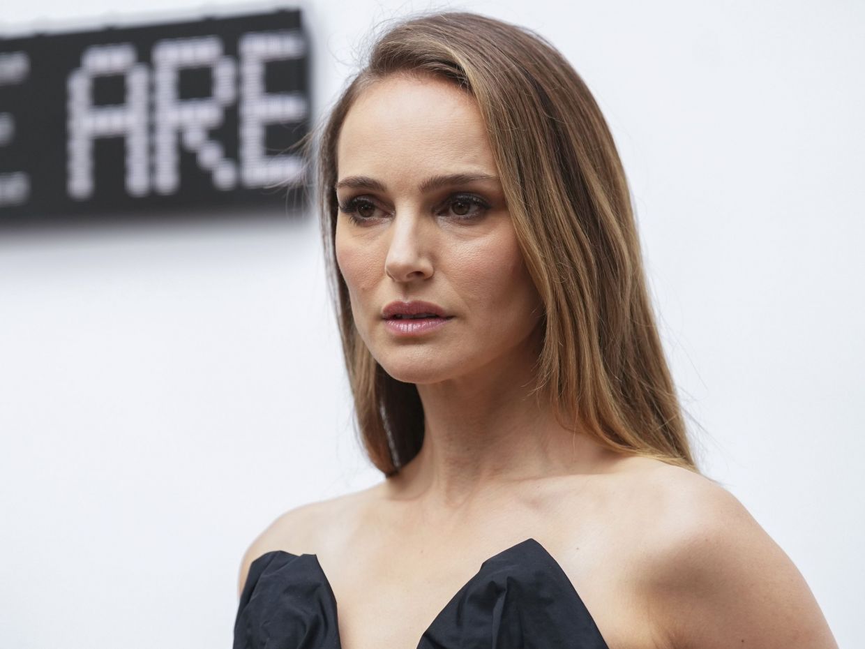 Η Natalie Portman λέει ότι επιλέγει ρόλους με βάση την προσωπική της ζωή και μας εντυπωσιάζει ξανά
