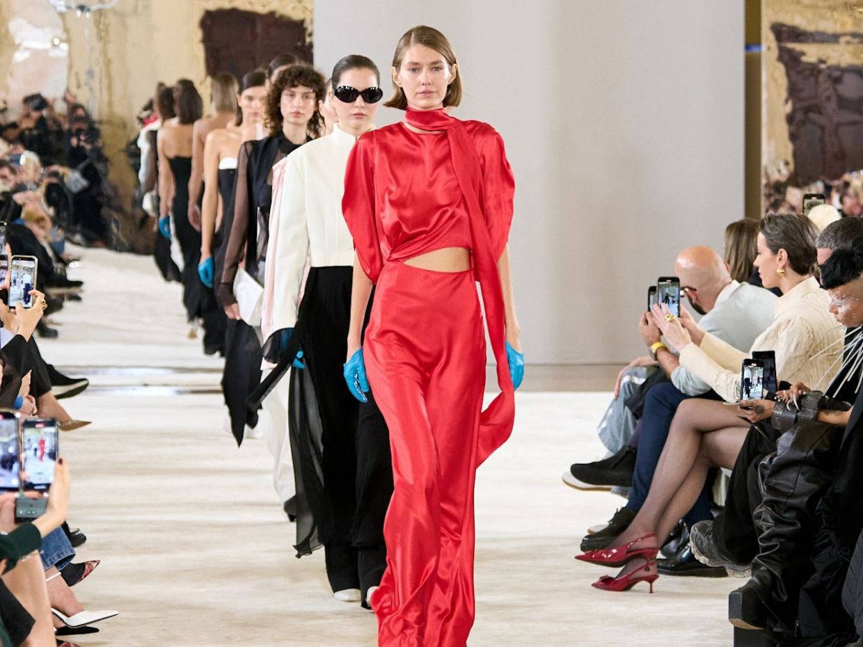 Φόρεσε κόκκινο, το χρώμα της άνοιξης και της Ανάστασης ακολουθώντας αυτόν τον Οδηγό Αγοράς