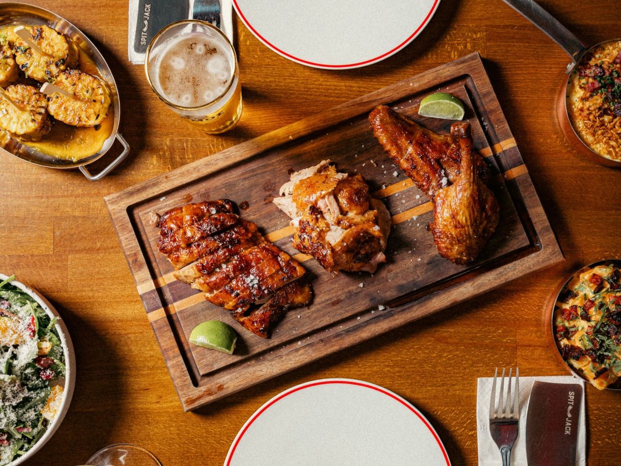 Πάπια στη σούβλα και απίθανα cocktails σε ένα ολοκαίνουριο meeting point στα βόρεια προάστια