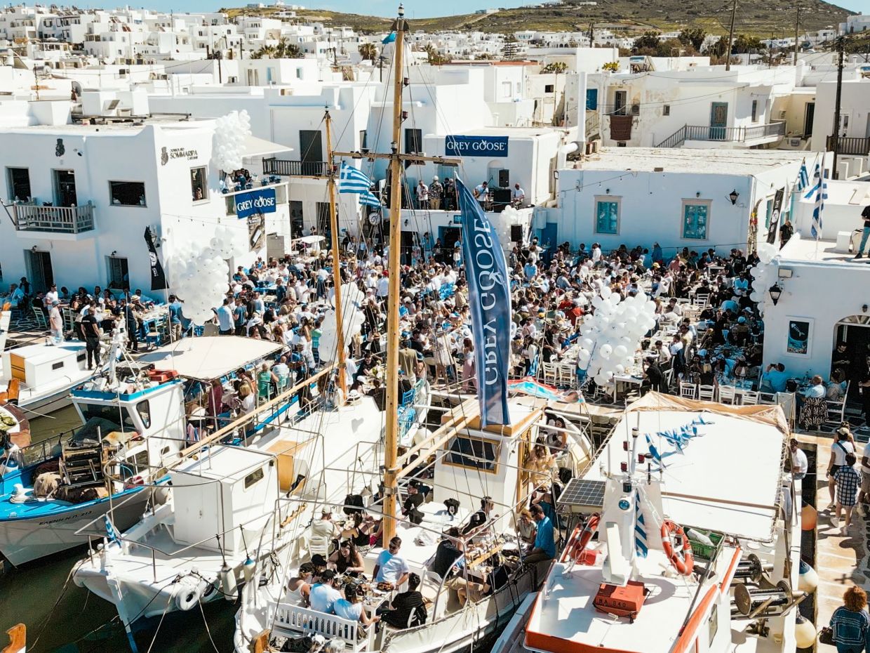 Γλέντι στο Λιμανάκι της Νάουσας – Η Πάρος γιόρτασε το Πάσχα με μουσική, χορό και Grey Goose Altius