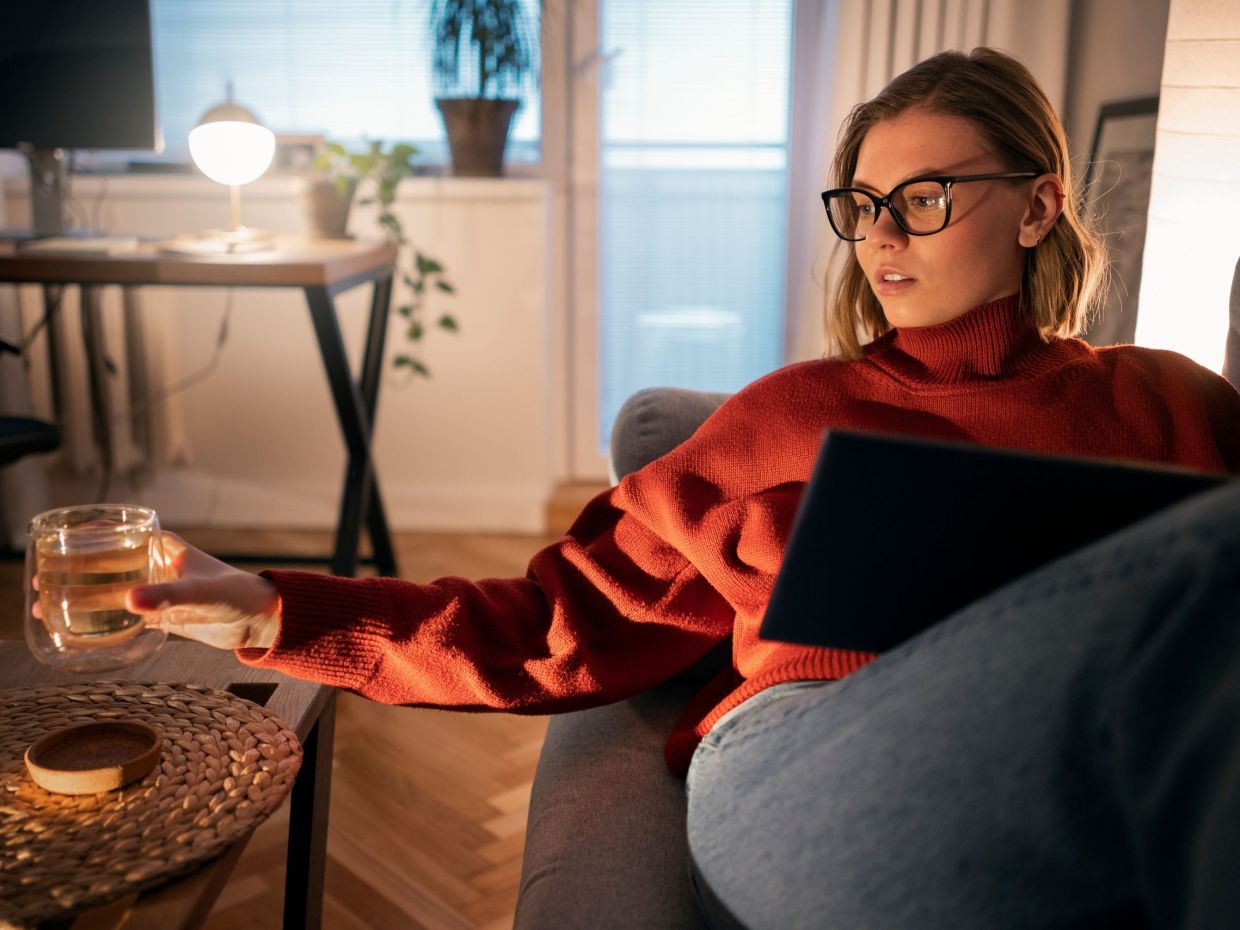 Τι σημαίνει το να προτιμάς να μένεις στο σπίτι αντί να βγαίνεις με φίλους, σύμφωνα με την ψυχολογία