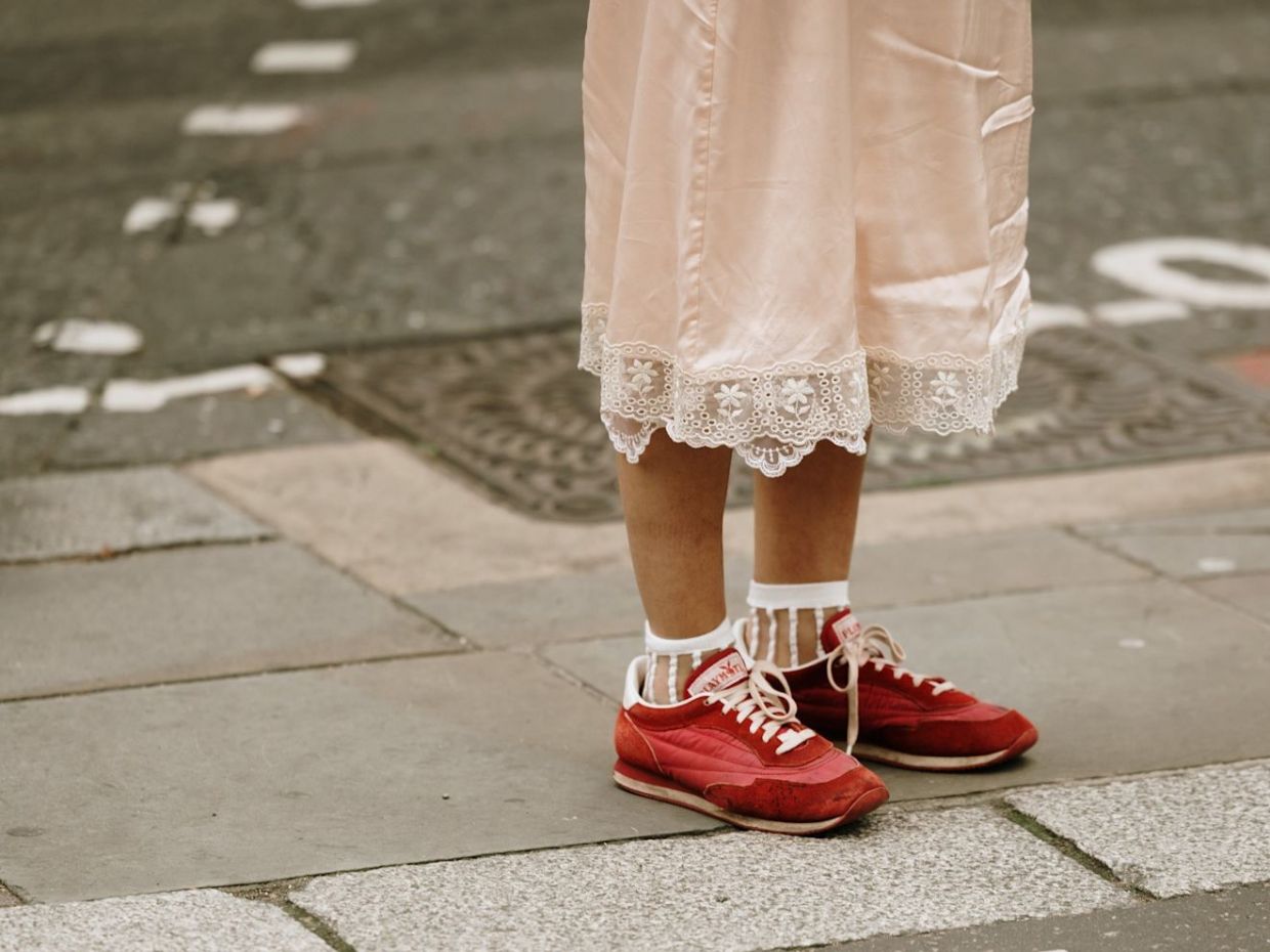 Sneaker reboot 2025: Η αναγέννηση του απόλυτου streetwear statement- Φέτος η μόδα αγαπάει τα χρώματα