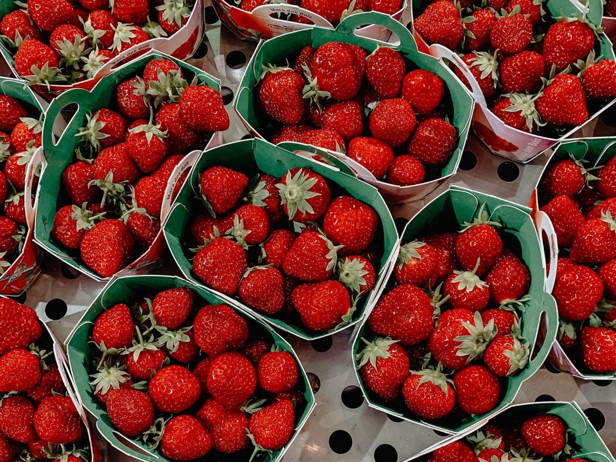 Ούτε στο ψυγείο, ούτε στη φρουτιέρα: αυτό είναι το ιδανικό μέρος για να διατηρήσεις τις φράουλες 