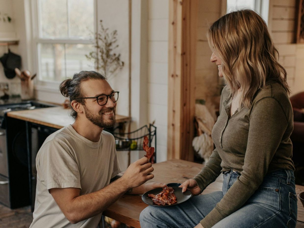 Όταν «μιλά» το βλέμμα: Τι σημαίνει όταν κάποιος διατηρεί σταθερή επαφή με τα μάτια, βάσει ψυχολογίας