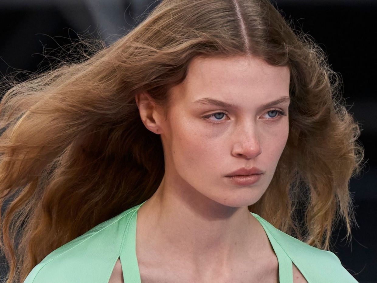 Dark blonde: Αυτό είναι το ξανθό που ταιριάζει σε όλες, ακόμα και στις μελαχρινές