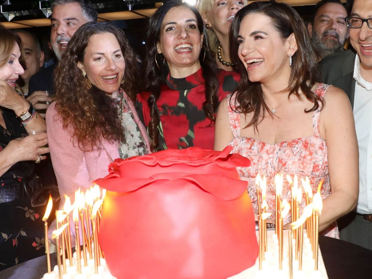 Η Όλγα Κεφαλογιάννη έκλεισε τα 50 αγκαλιά με τις 2 αδερφές της: Η κοινή λεπτομέρεια στα looks τους